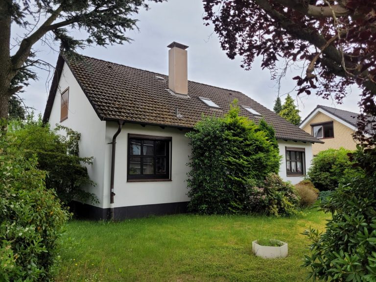 Luftaufnahme eines Grundstücks mit umrandetem Bereich und grünem Umfeld.